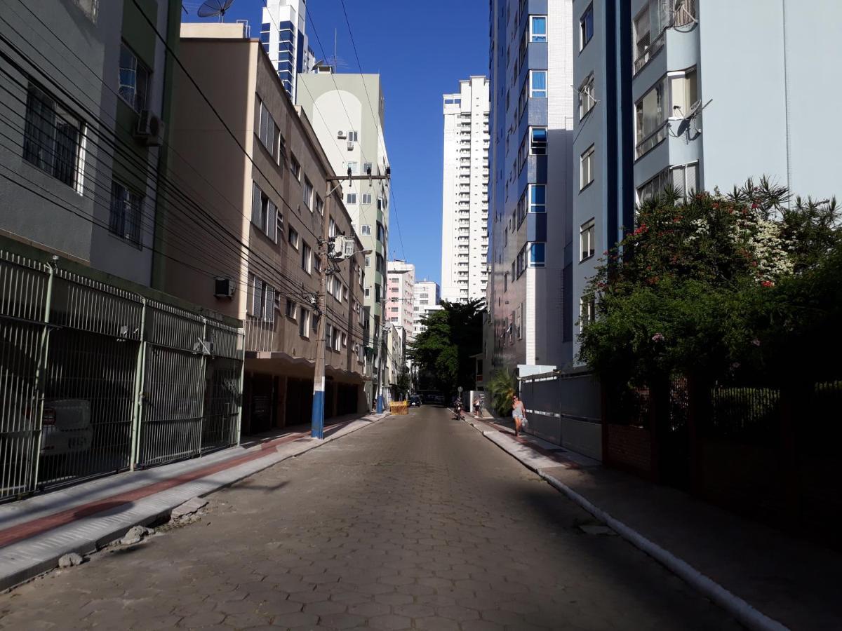 ótima Localização, Com Estacionamento, Ar Condicionado, Wi-fi E Netflix! 400 Metros Da Praia! * Balneário Camboriú